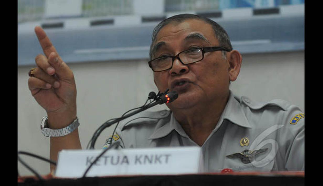 Ketua Komite Nasional Keselamatan Transportasi Tatang Kurniadi memberikan pemaparan dalam Media Rilis KNKT Tahun 2014 di Jakarta, Kamis (29/1/2015). (Liputan6.com/Herman Zakharia)
