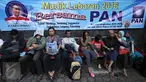 Sejumlah pemudik menanti waktu keberangkatan dari Kantor DPP PAN, Senopati, Jakarta, Sabtu (2/7).  Tujuan mudik gratis kali ini ke enam kota, yakni Palembang, Lampung Tasikmalaya, Surabaya, Semarang dan Yogyakarta. (Liputan6.com/Helmi Fithriansyah)