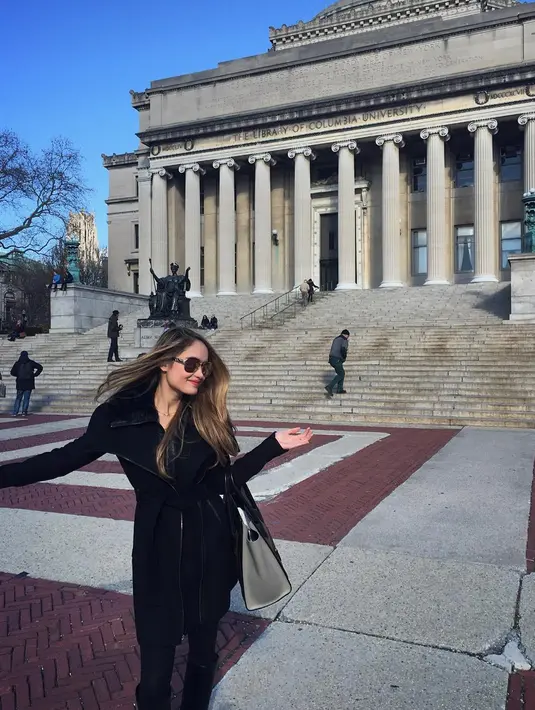 Sama seperti Tasya, Cinta Laura menempuh pendidikannya di Columbia University dengan predikat cumlaude! (@claurakiehl)