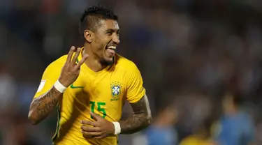 Gelandang Brasil, Paulinho mencetak Hattrick saat melawan Uruguay dalam laga kualifikasi Piala Dunia 2018 zona Amerika Selatan di Stadion Centenario, Kamis (23/3). Tiga dari empat gol Brasil dicetak Paulinho dan sisanya Neymar (AP Photo/Natacha Pisarenko)