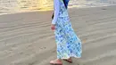 Meski di pantai, Inara pun tetap terlihat tertutup dengan busana yang dikenakan. Ia pun tampil serba biru.  [@mommy_starla]