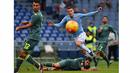 Pemain Lazio, Sergej Milinkovic-Savic (tengah)  melepaskan tembakan saat dihalau para pemain Palermo pada lanjutan liga Serie A  Italia di Stadion Olimpiade, Roma, Minggu (22/11/2015). (AFP Photo/Gabriel Bouys)