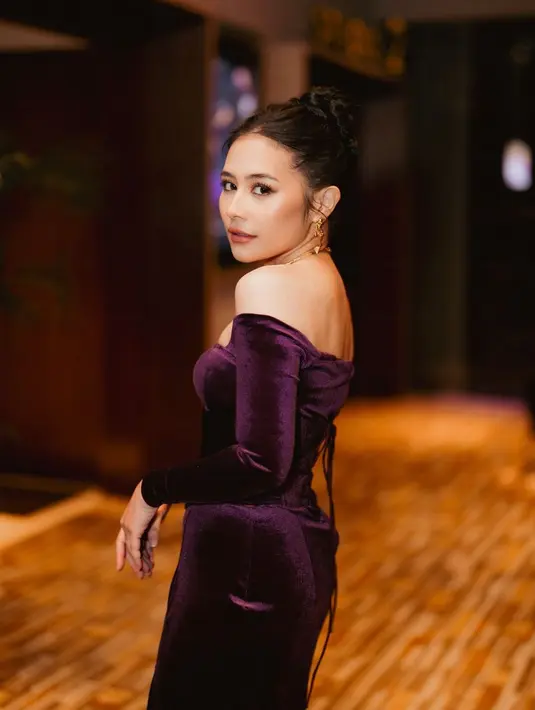 Tak hanya soal gaun yang digunkana, penampilan Prilly juga curi perhatian usai dirinya berhasil menurunkan berat badan. Wanita kelahiran 15 Oktober 1996 ini diketahui berhasil menurunkan berat badan hingga 8 kg. (Liputan6.com/IG/@prillylatuconsina96)