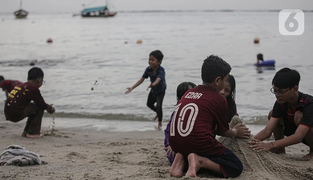 Pengujung berwisata di Pantai Ancol, Jakarta, Rabu (28/12/2022). Isu cuaca yang kurang bersahabat pada hari ini, tidak menyurutkan keinginan warga menghabiskan libur untuk berwisata di kawasan wisata Ancol. (Liputan6.com/Faizal Fanani)