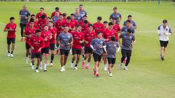 Sejumlah pemain dan pelatih Timnas Indonesia melakukan pemanasan saat latihan menjelang laga leg pertama Kualifikasi Piala Dunia 2026 zona Asia melawan Brunei Darussalam di Lapangan A Kompleks Stadion Utama Gelora Bung Karno (SUGBK), Senayan, Jakarta, Senin (09/10/2023). (Bola.com/Bagaskara Lazuardi)