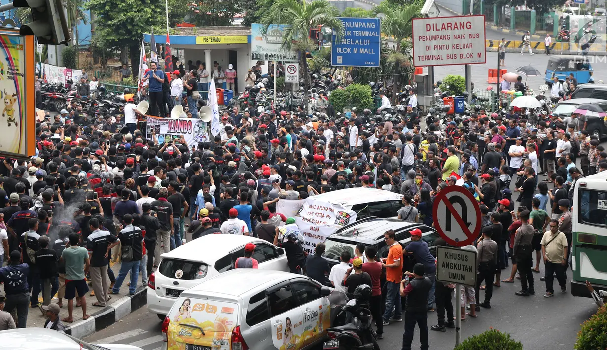 Pengemudi taksi online yang tergabung Aliansi Nasional Driver Online Indonesia melakukan aksi di depan Kantor GO-JEK Indonesia, Selasa (25/9). Mereka menuntut beberapa hal kepada pihak manajemen GO-JEK Indonesia. (Liputan6.com/Helmi Fithriansyah)