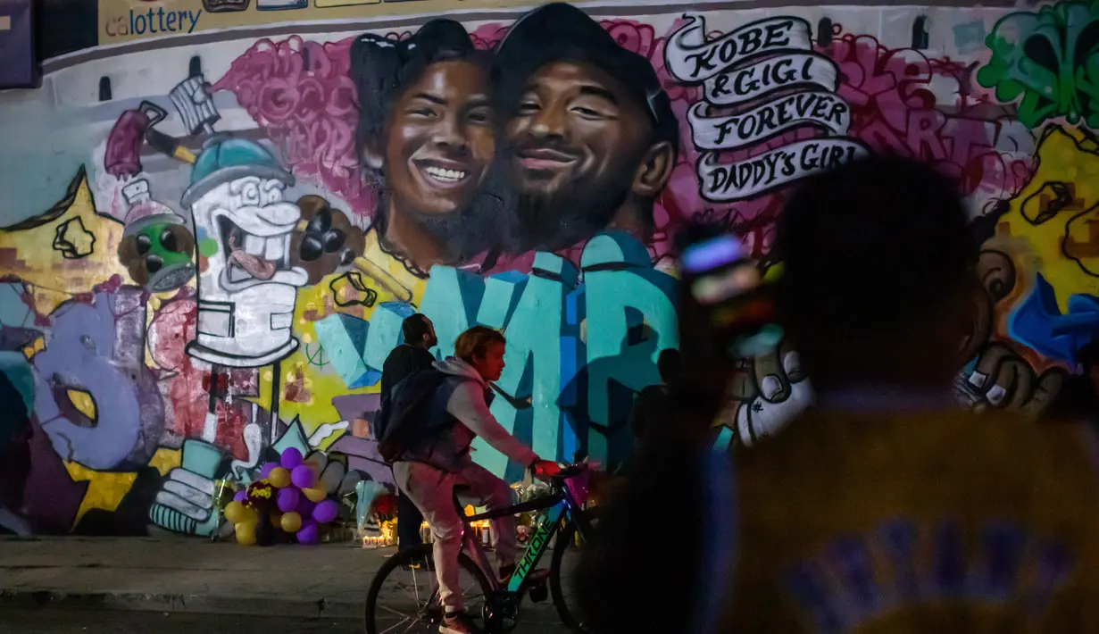 Mural karya seniman Muck Rock dan Mr79lts memperlihatkan gambar Kobe Bryant dan putrinya, Gianna Bryant di Los Angeles, Senin (27/1/2020). Pemain basket legendaris NBA Kobe Bryant bersama putrinya, Gianna meninggal dunia dalam kecelakaan helikopter pada Senin (27/1). (DAVID MCNEW/GETTY IMAGES/AFP)