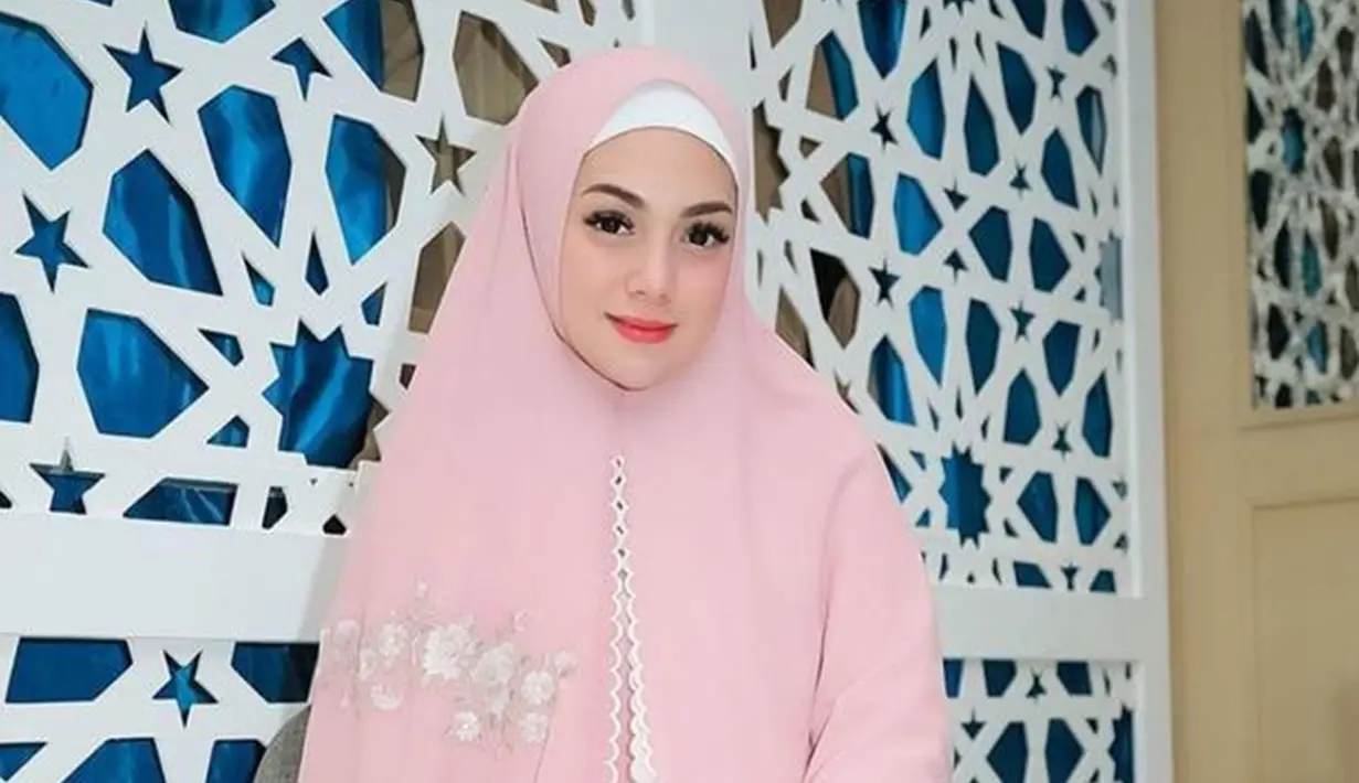 Penampilan Celine Evangelista saat memakai hijab berwarna pink ini juga sempat membuat heboh para netizen. Meski begitu, tak sedikit pula yang memuji penampilan ibu empat anak ini. (Liputan6.com/IG/@celine_evangelista)