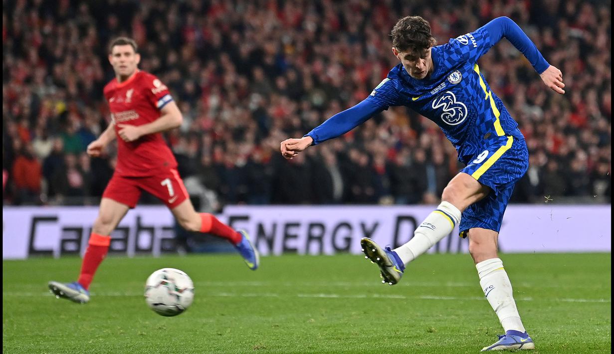 Skor kacamata di waktu normal membuat laga akhirnya dilanjutkan ke babak Extra Time. Kali ini Chlesea yang kurang beruntung. The Blues sempat mencetak dua gol lewat Lukaku dan Havertz. Namun, keduanya tak jadi mengubah skor pertandingan usai hakim garis mengangkat bendera offside. (AFP/Glyn Kirk)