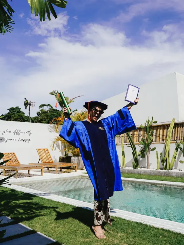Tampil Pakai Toga, Ini 6 Potret Wisuda Marsha Aruan di Bali Bersama Keluarga