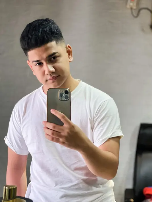 Untuk meredam isu lamaran, Syakir Daulay sampai mengunggah tangkapan layar fitur pesan langsung alias DM, berisi percakapannya dengan Kekeyi. Di situ, Kekeyi minta maaf karena bikin heboh medsos. “Kak, maaf ya kalau netizen pada menghubung-hubungkan ke kakak,” tulis Kekeyi lalu menambahkan, “Tunanganku inisial HS.” Bersama tangkapan layar ini, Syakir Daulay mencuit, “Udah gue bilang bukan gue.” (Foto: Dok. Instagram @syakirdaulay)