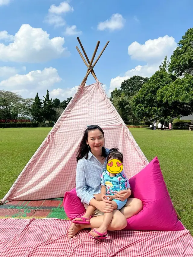 6 Potret Kinal Eks JKT48 Saat Asuh Anak, Ibu yang Sigap