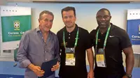  Jacksen F. Tiago berfoto bareng dengan legenda timnas Brasil, Carlos Alberto Parreira dan Dunga di sela-sela acara kursus kepelatihan di Brasil. (Dok. Pribadi)