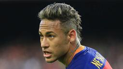 2. Neymar, penyerang Barcelona ini merupakan salah satu pesepak bola yang memperhatikan perkembangan fesyen, gaya rambut cepaknya ini booming di kalangan remaja dunia. (AFP/Pau Barrena)