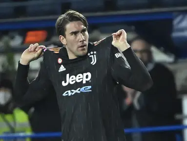 Penyerang Juventus, Dusan Vlahovic berselebrasi usai mencetak gol ke gawang Empoli pada pertandingan lanjutan Liga Serie A Italia di stadion Carlo-Castellani di Empoli, Minggu (27/2/2022). Vlahovic mencetak dua gol dan mengantar Juventus menang atas Empoli 3-2. (AFP/Alberto Pizzoli)