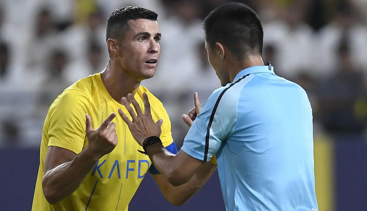 Pemain Al-Nassr, Cristiano Ronaldo (kiri) melakukan protes terhadap keputusan wasit yang memimpin laga play off Liga Champions Asia 2023/2024 antara Al-Nassr melawan Al-Ahli Dubai di KSU Stadium, Rabu (23/8/2023) WIB. (AFP/Yazid al-Duwihi)