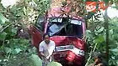 Sebuah mini bus yang mengangkut penari jaipong masuk jurang di Jalan Raya Cikalong, Cianjur, Jabar. Dalam kecelakaan tersebut dua orang tewas dan puluhan lainnya mengalami luka berat dan ringan. 