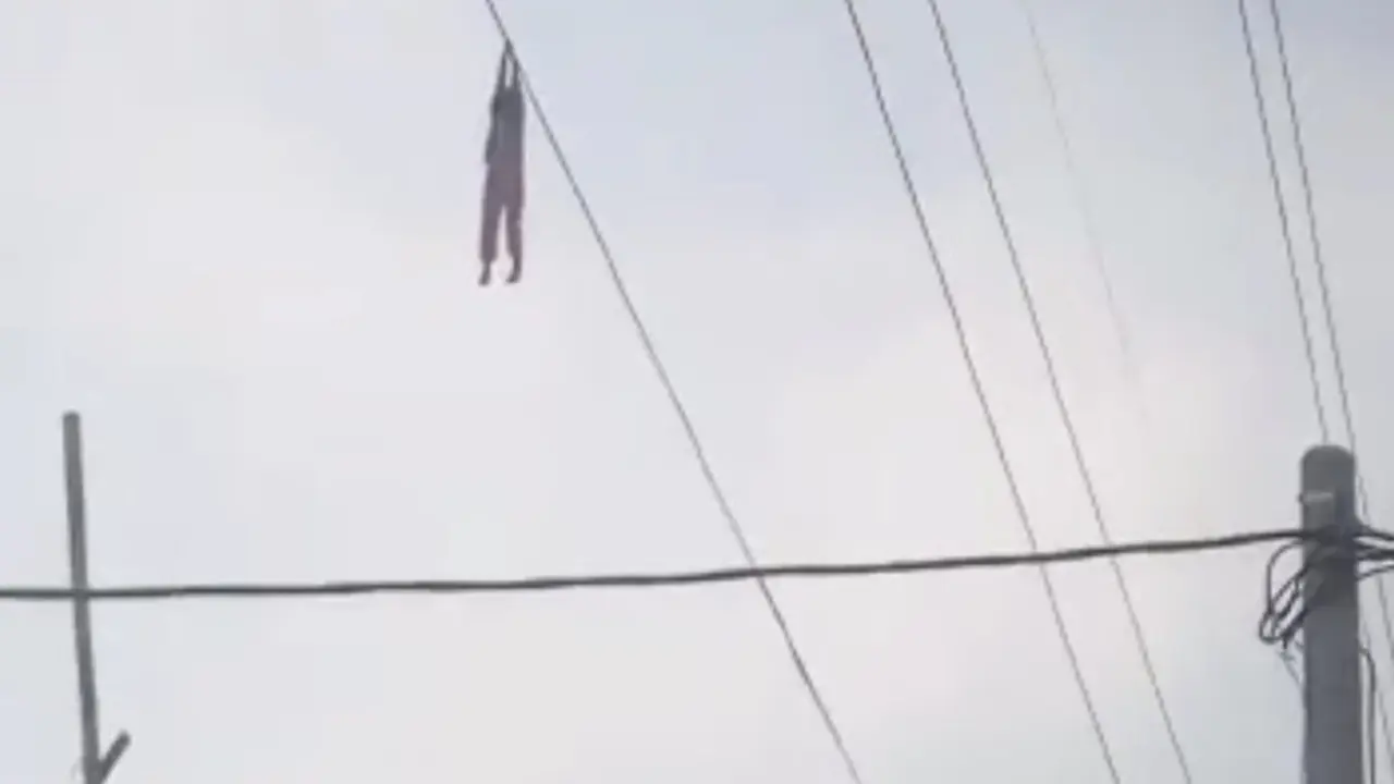 Nadin tergelantung di kabel sutet setinggi 15 meter.