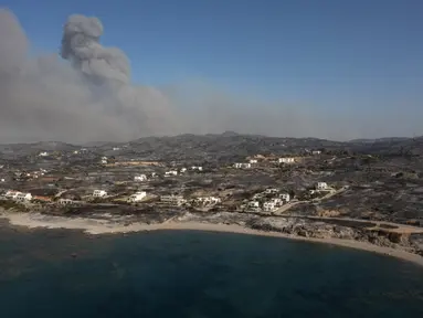 Pemandangan udara menunjukkan asap mengepul di latar belakang desa Kiotari, di pulau Rhodes pada 24 Juli 2023. (AFP/Spyros Bakalis)