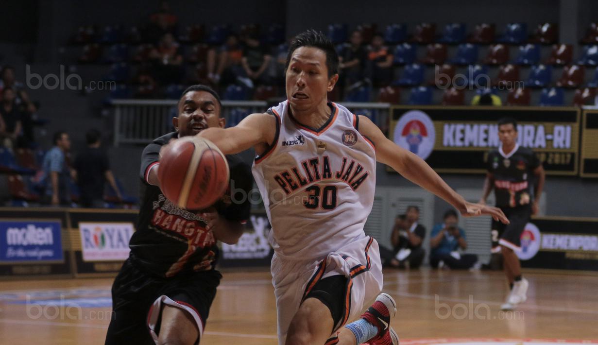 Pebasket Pelita Jaya, Prawiro Xaverius (kanan) berebut bola dengan pebasket Hangtuah Sumsel pada laga Perbasi Cup 2017 di Sports Mall, Kelapa Gading, Jakarta, (09/11/2017). Pelita Jaya menang 67-58. (Bola.com/Nick Hanoatubun)