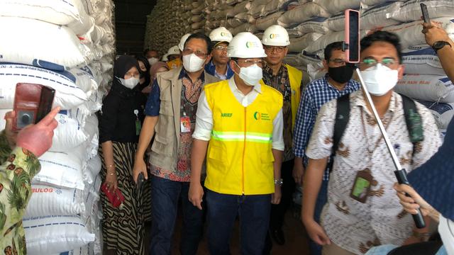 Kepala badan pangan Nasional (NFA) Arief Prasetyo Adi, dalam kunjungan ke Gudang Bulog Kanwil DKI Banten, Kelapa Gading Barat, Jakarta Utara, Jumat (13/1/2023)