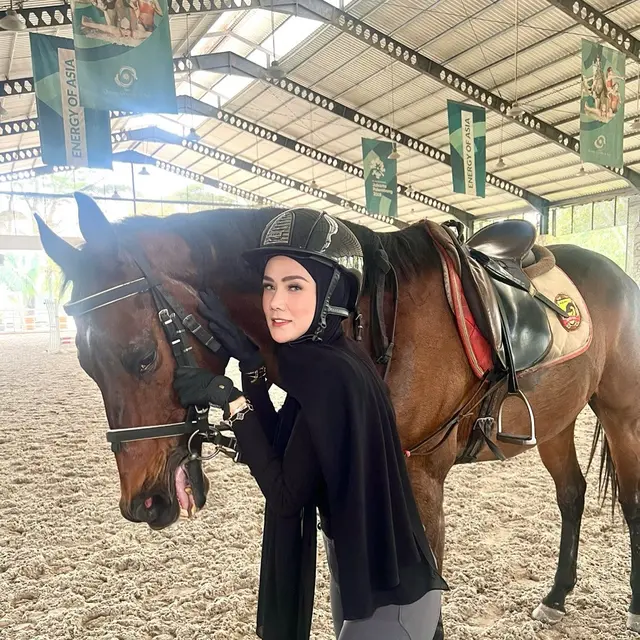 7 Potret Mulan Jameela Pertama Kali Berkuda, Sempat Takut Tapi Menyenangkan