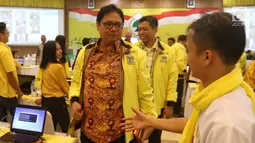 Ketum Partai Golkar Airlangga Hartarto usai melakukan pemantauan Aplikasi Android SaksiKu untuk Saksi Partai Golkar di TPS pada Pemilu 2019 di Jakarta, Selasa (16/4). Airlangga melakukan pengecekan video conference dengan Ketua DPD Partai Golkar Provinsi Se-Indonesia. (Liputan6.com/Johan Tallo)