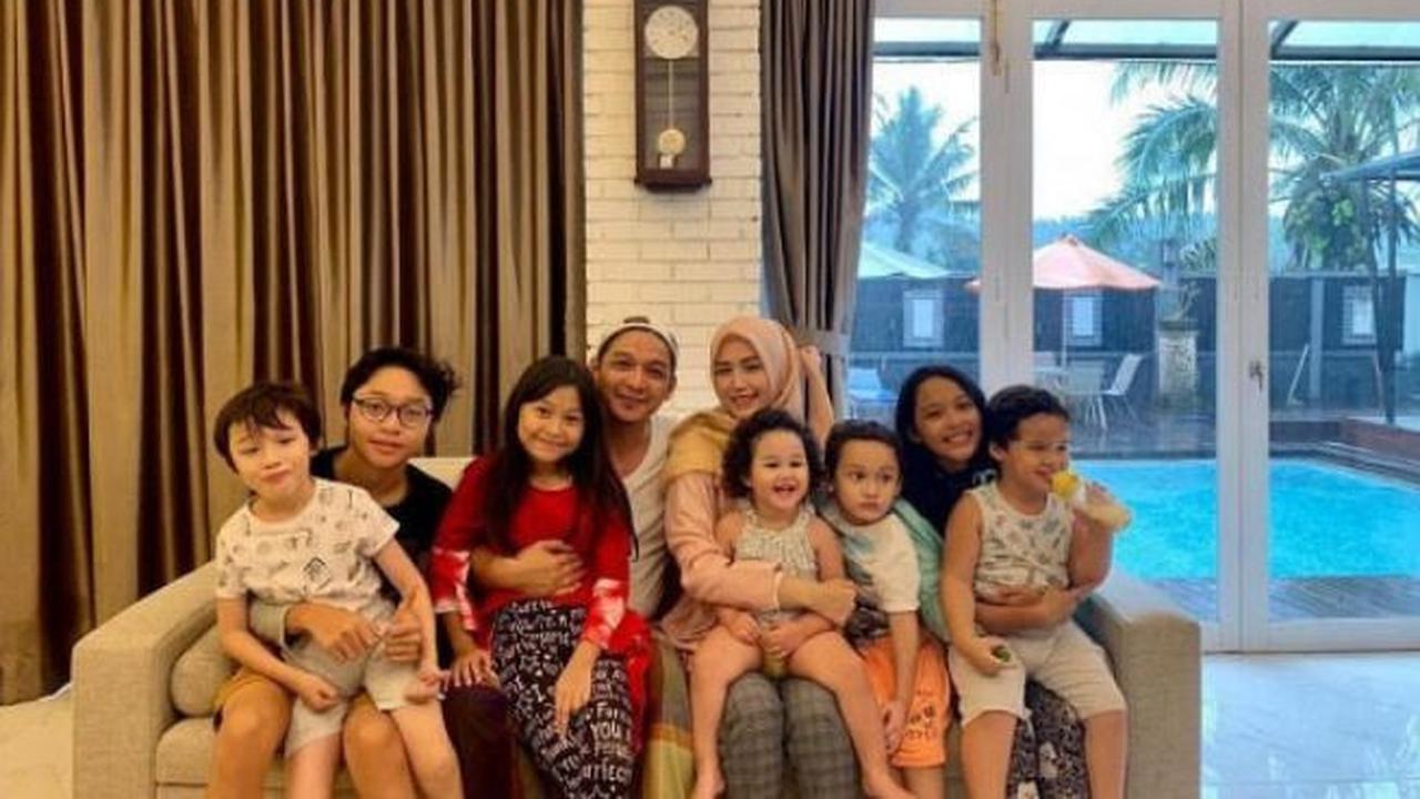 Pasha Ungu beserta keluarga.