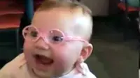 Seorang bayi terlahir dengan keadaan rabun dekat sejak lahir sehingga ia memerlukan sepasang kacamata.