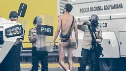 Seorang demonstran telanjang saat aksi menentang Presiden Venezuela Nicolas Maduro di Caracas, kamis (20/4). Tiga orang dikabarkan tewas dalam aksi demonstrasi tersebut.  (AFP PHOTO/ Juan BARRETO)
