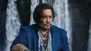 Aktor 61 tahun itu tampil gagah dan maskulin mengenakan busana nuansa biru, menyesuaikan botol parfum Sauvage Eau Forte. Penampilan Johnny dilengkapi dengan deretan kalung, gelang, dan cincin di tubuhnya. [Dok/Dior].