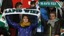 Seorang suporter cantik membentangkan syal kebanggaan saat partai Rapid Vienna melawan Viktoria Plzen digelar di Stadion Ernst Happel, Wina, Austria, Jumat (23/10/2015) dini hari WIB. (Bola.com/Reza Khomaini)