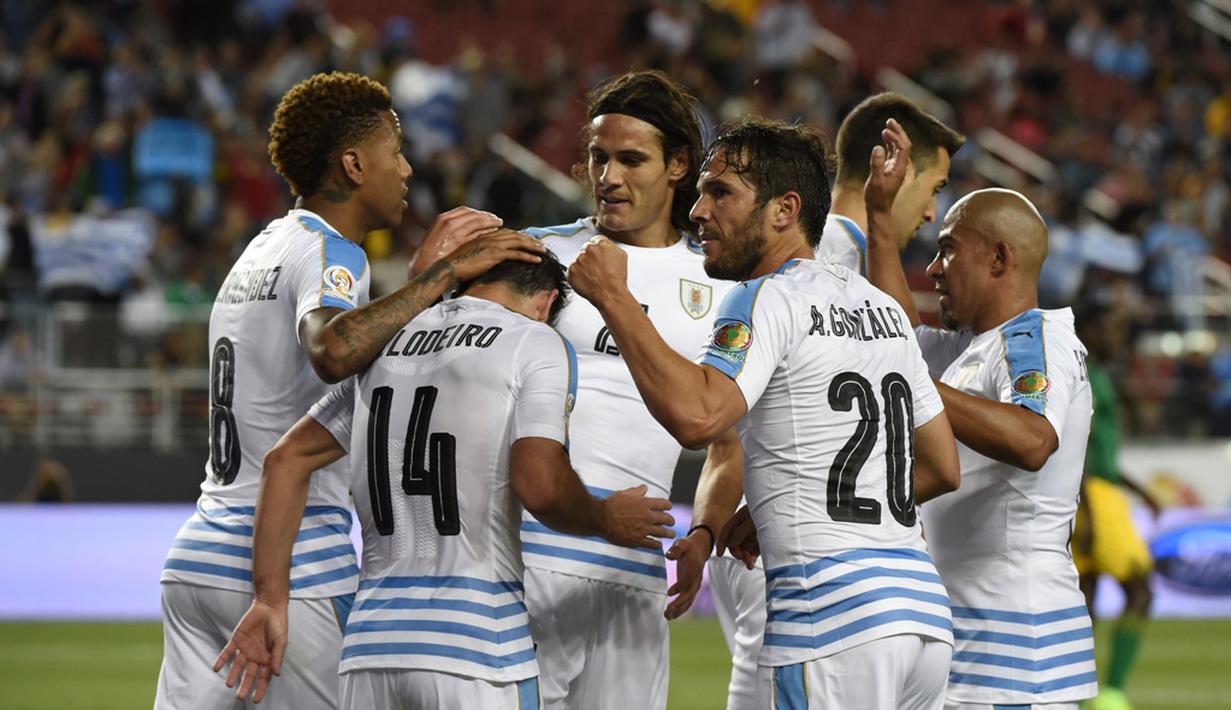 Pemain Uruguay merayakan gol bunuh diri pemain Jamaika, Je-Vaughn Watson, dalam laga Grup C Copa America Centenario 2016 di Stadion Levis, California, AS, Selasa (14/6/2016) WIB. (AFP/Mark Ralston)