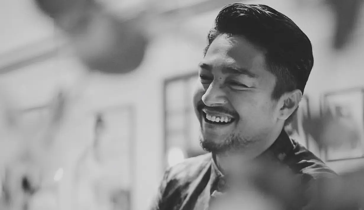 <p>Siapa yang tak meleleh melihat senyum manis Deva Mahenra seperti ini? (FOTO: instagram.com/devamahenra/)</p>