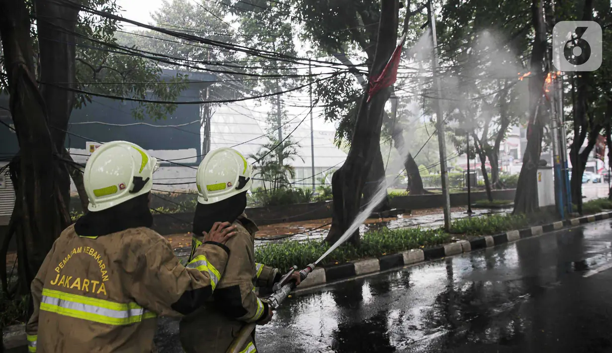 Kebakaran itu menyebabkan sejumlah kabel putus dan terjuntai di tepi jalan. (Liputan6.com/Faizal Fanani)