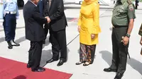 Wapres JK disambut Gubernur Sumut Tengku Erry Nuradi di Bandara Kualanamu, Sumut, Minggu (17/7/2016). (Liputan6.com/Reza Perdana)