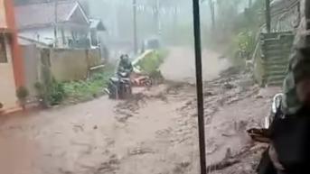 Hujan Deras Picu Banjir Lumpur di Kertasari Bandung, Satu Warga Terseret Arus Bersama Kendaraan