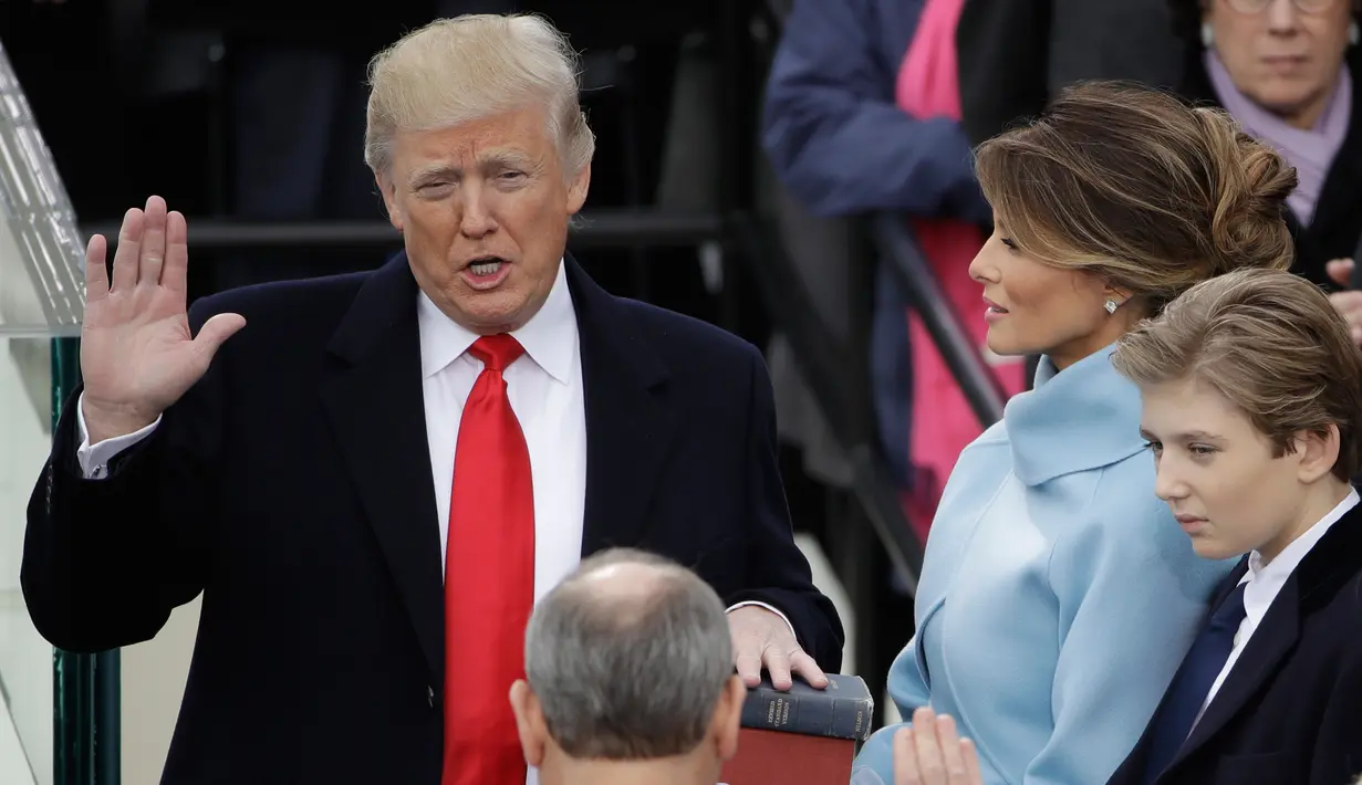 Donald Trump saat mengikuti acara pelantikan dirinya sebagai Presiden AS di Capitol Hill, Washington DC, AS, Jumat (20/1). Donald Trump  kini resmi menjadi Presiden AS ke-45 (AP Photo)