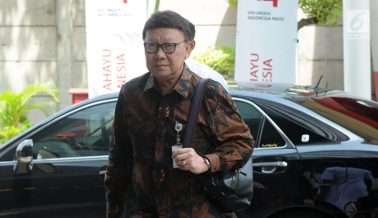 Menteri Dalam Negeri Tjahjo Kumolo mendatangi Gedung KPK, Jakarta, Kamis (22/8/2019). Kedatangannya untuk rapat lintas kementerian dan lembaga membahas pemanfaatan Nomor Induk Kependudukan (NIK) untuk perbaikan basis data pemberian bantuan sosial (Bansos). (merdeka/com/Dwi Narwoko)