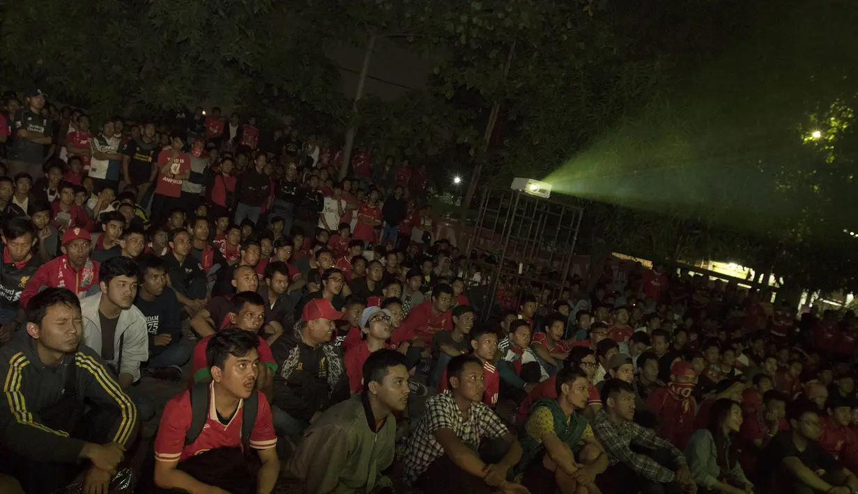 Suasana ramainya pendukung Liverpool yang mengikuti kegiatan nonton bareng Manchester United melawan Liverpool bersama Bola.com di Alibaba Futsal, Bekasi, Minggu (13/9/2015). (Bola.com/Vitalis Yogi Trisna)
