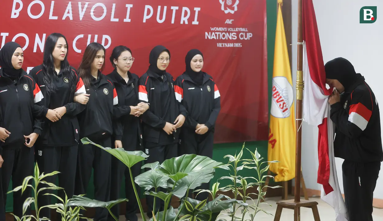 Pemain menyium bendera Merah Putih saat acara pelepasan Timnas Voli Putri Indonesia untuk mengikuti ajang AVC Nations Cup 2025 di Padepokan Bola Voli Jenderal Polisi Kunarto, Sentul, Bogor. Rabu (4/6/2025). (Bola.com/M Iqbal Ichsan)