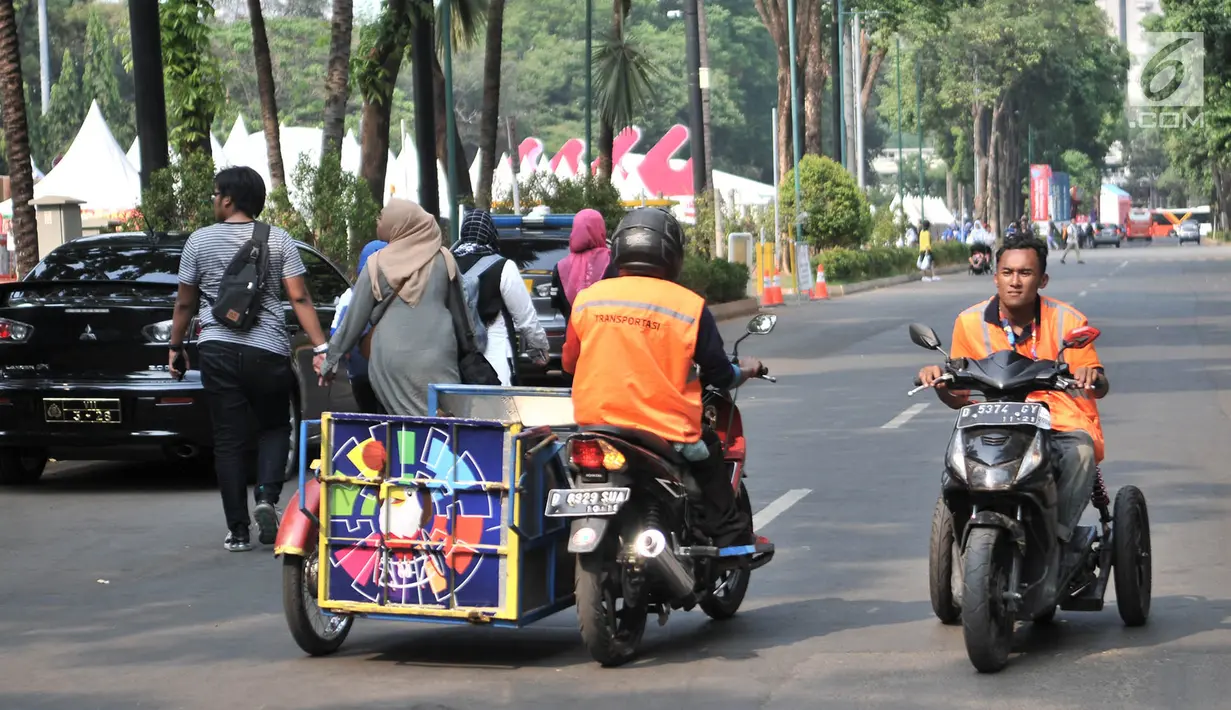 Aktivitas Pengemudi Ojek Disabilitas di Gelora Bung Karno, Jakarta, Rabu (10/10). INAPGOC menyediakan sekitar 35 armada Ojek Disabilitas secara gratis kepada pengunjung yang akan menyaksikan laga Asian Para Games 2018. (Merdeka.com/Iqbal S. Nugroho)