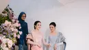 Penampilan memesona Beby Tsabina saat bertunangan mengenakan kebaya dengan border pintu Aceh berwarna pink. Kebaya ini dipadukan dengan kain wastra bernuansa senada yang tak kalah cantik. [Foto: Instagram/bebytsabina]