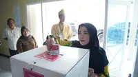 Didampingi Sang Suami dan Anak, Eva Dwiana Nyoblos di TPS 005 Tanjung Karang Pusat
