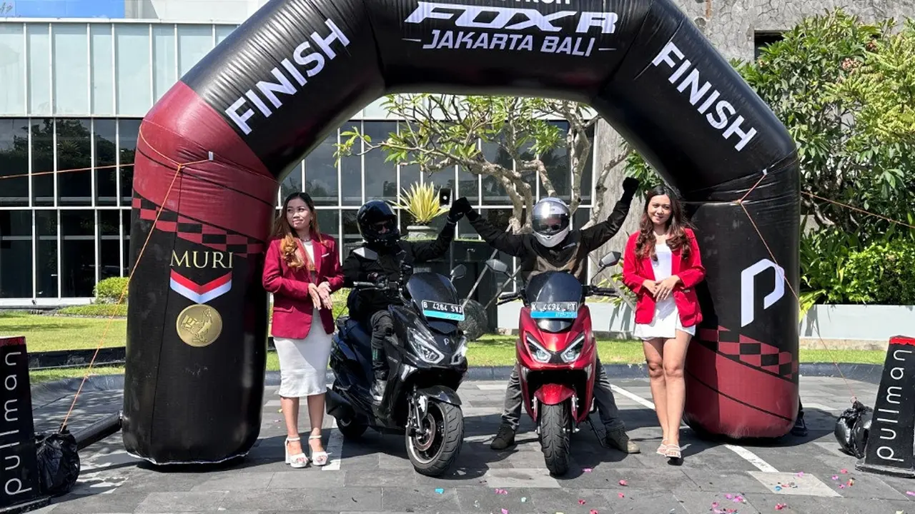 Polytron Fox-R memecahkan rekor MURI sebagai motor listrik yang melakukan perjalanan dengan menempuh jarak terjauh 1.333 km dari Jakarta hingga ke Bali sebagai titik finish. (Dok. Polytron)