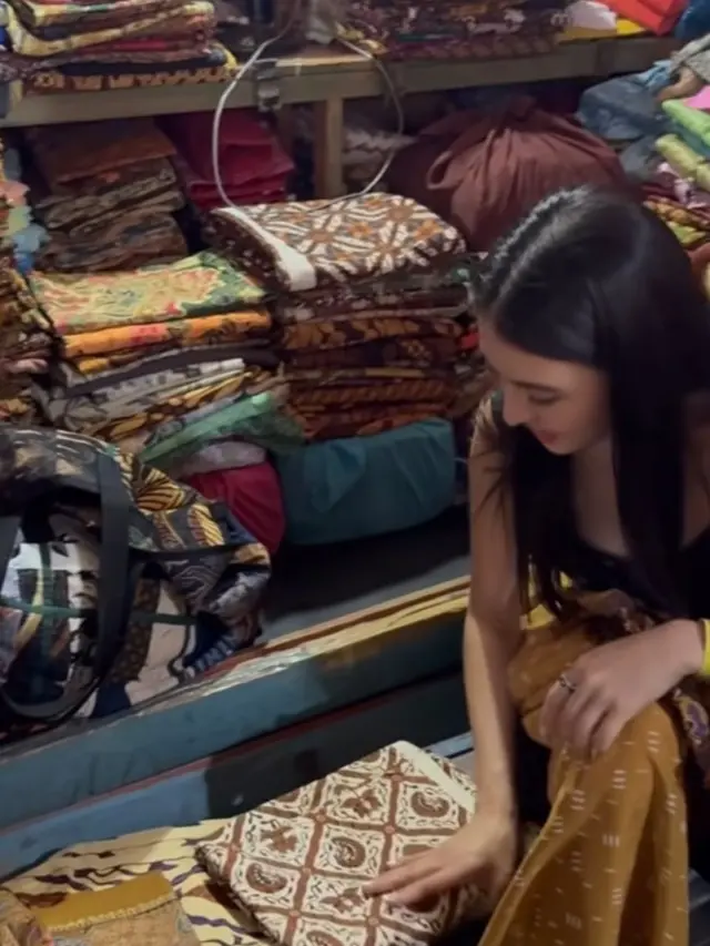 7 Momen Seru Raline Shah Belanja Batik di Pasar Bringharjo, Tampil Menawan