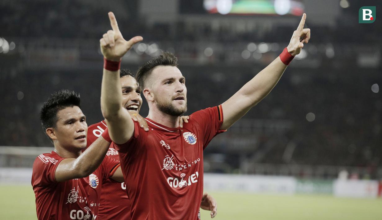 Striker Persija Jakarta, Marko Simic, melakukan selebrasi usai mencetak gol ke gawang Arema FC pada laga Liga 1 di SUGBK, Jakarta, Sabtu (31/3/2018). Babak pertama berakhir imbang 1-1. (Bola.com/M Iqbal Ichsan)