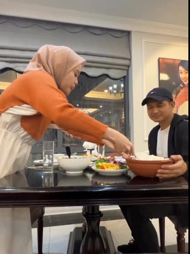 7 Potret Bulan Madu Chand Kelvin dan Dea Sahirah di Vietnam, Romantis Naik Becak