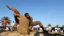 Seorang pegulat Pakistan membanting lawannya saat bertarung dalam kompetisi gulat Greco-Roman mingguan di Dubai (16/3). Mereka melakukan pertandingan gulat gaya kuno. (AFP Photo/Karim Sahib)