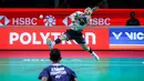 Pebulu tangkis tunggal putra Indonesia, Jonatan Christie melakukan smash ke arah kompatriotnya, Alwi Farhan dalam babak 16 besar Indonesia Open 2026 di Istora Senayan, Jakarta, Kamis (04/06/2026). (Bola.com/Bagaskara Lazuardi)